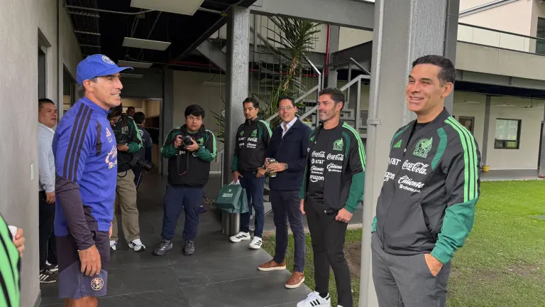 Rafael Márquez charló con Guillermo Almada, en la visita del entrenador del Tricolor a Coapa.