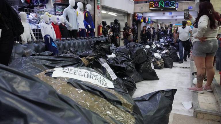 Decomiso de mercancía apócrifa alusiva al Mundial 2026 por parte de autoridades federales.