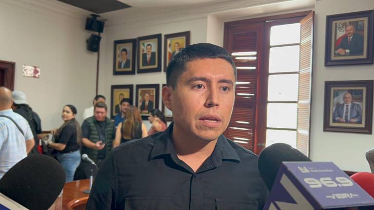 Cirilo Celis dejó el DIF Municipal de Culiacán y regresó a su cargo como Regidor.