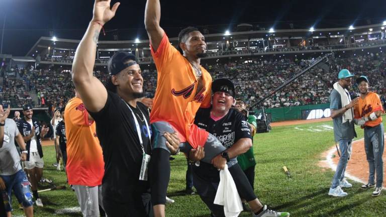 Rainel Rosario pega 16 jonrones en la noche.