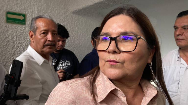 La Senadora Imelda Castro Castro aseguró que aún analiza sus opciones de cara a la Gubernatura de Sinaloa en 2027.