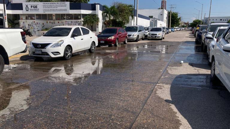 Los derrames de aguas negras y agua potable han sido reportados, sin embargo continúan fluyendo de distintas zonas de la ciudad.