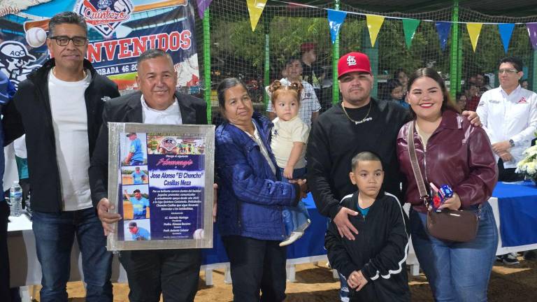 El homenaje a “Choncho” Casillas simboliza el vínculo entre generaciones y el legado que sostiene el espíritu del beisbol infantil y juvenil.