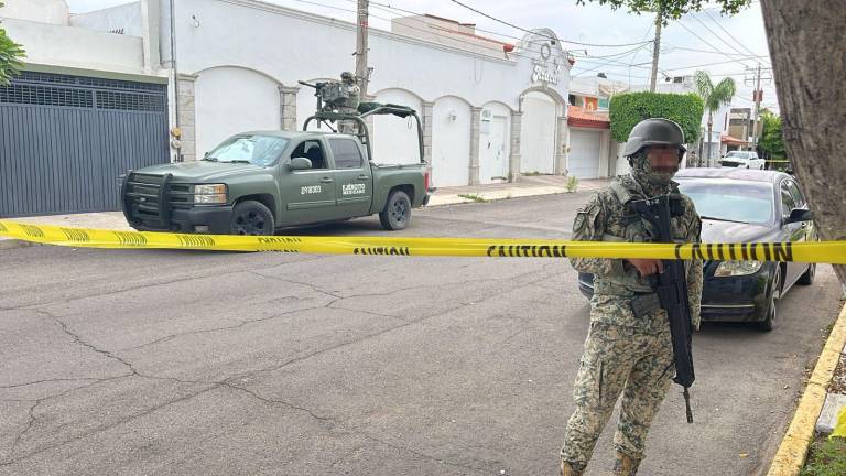 Autoridades acordonaron el salón de eventos baleado en la colonia Las Quintas, Culiacán.
