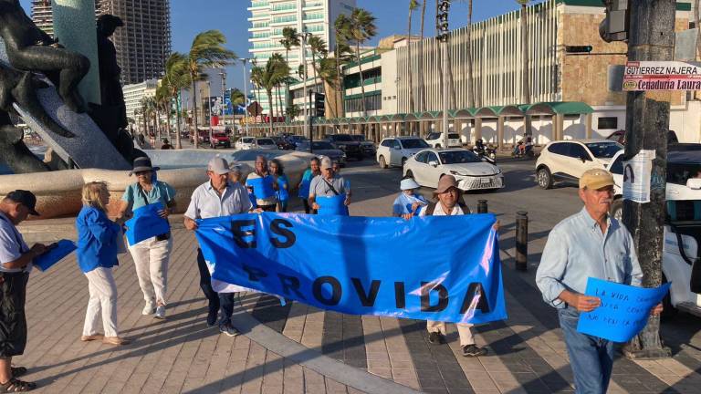 Participantes de la marcha “Por la mujer y la vida” recorrieron el malecón de Mazatlán portando lonas y pancartas con mensajes pro-vida y de unidad familiar.