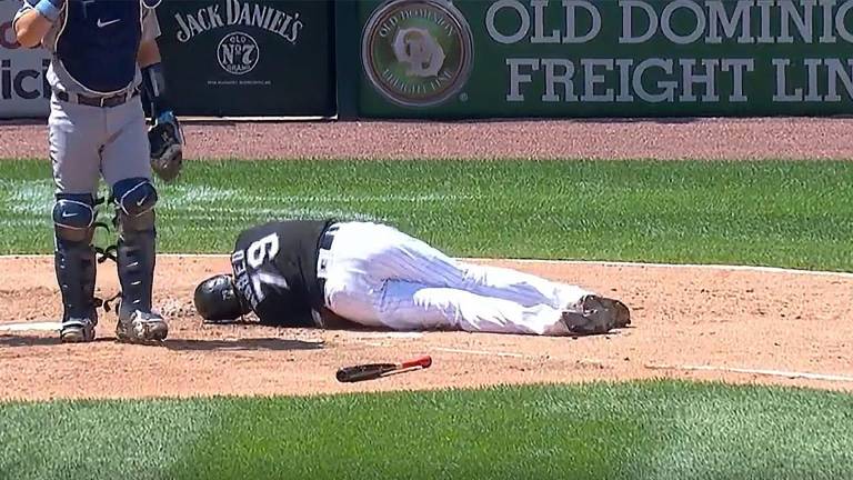 José Abreu salió del juego tras recibir pelotazo en el duelo ante los Marineros de Seattle.