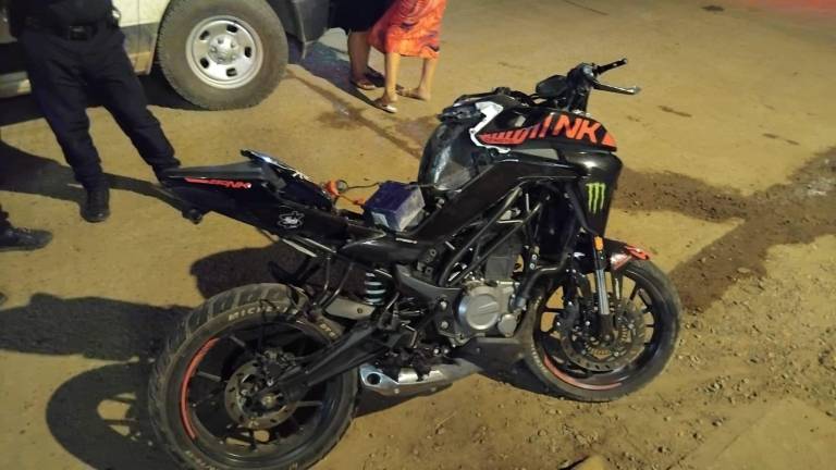 Aparatoso choque de moto contra auto, deja dos heridos graves en Mazatlán