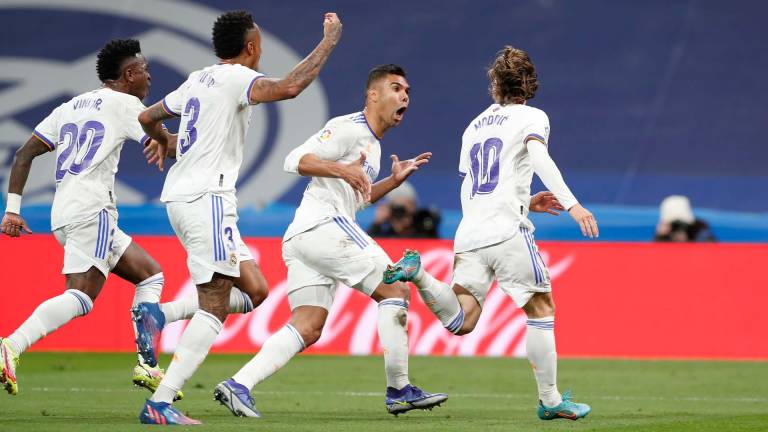Luka Modric celebra con sus compañeros lo que fue el segundo gol del Real Madrid.