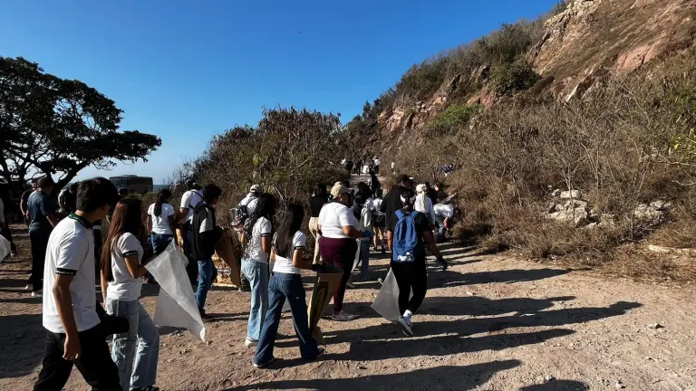 Voluntarios libraron al área de la escollera del Faro de desperdicios como cristales, aluminios, plásticos y otros residuos contaminantes.