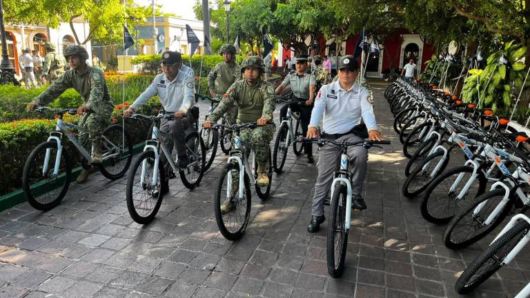 Las 50 bicicletas fueron entregadas en comodato a elementos de la Defensa Nacional y Guardia Nacional durante un acto en la Plazuela Machado.