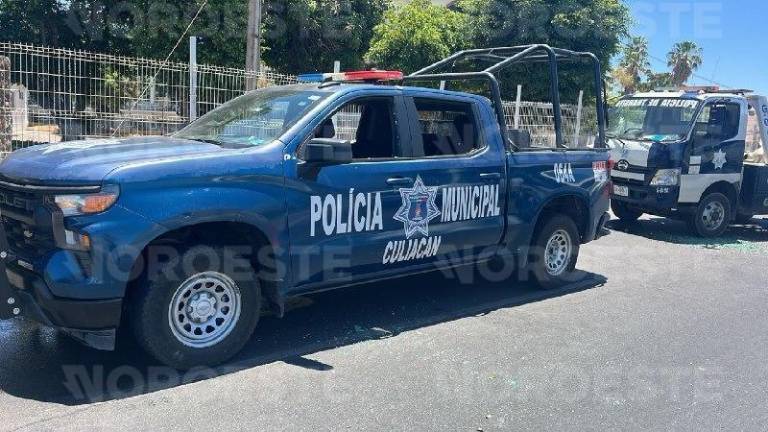 Patrulla municipal con impactos de bala tras la agresión en las cercanías del Congreso del Estado.