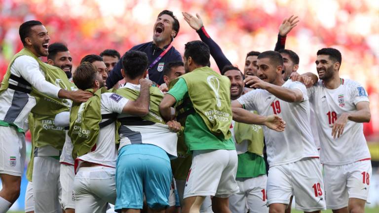 Irán sorprende 2-0 a Gales y busca la clasificación a octavos