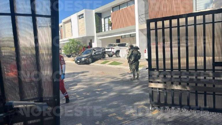 Un auto Nissan Sentra quedó incrustado en el portón tras el intento de incendio en la privada Arco Santo.