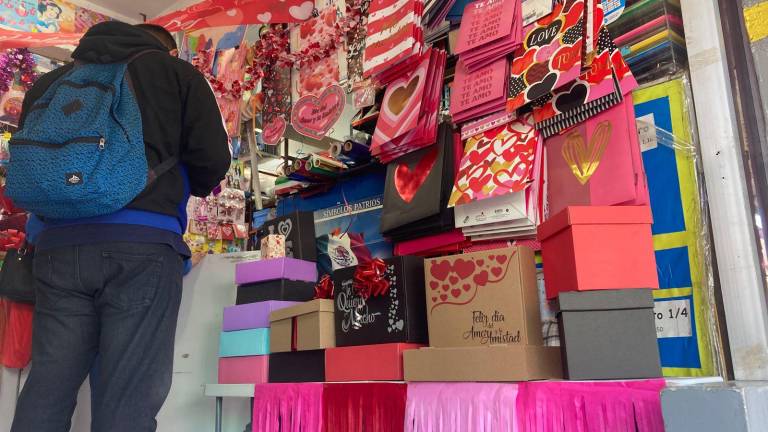 Algunos locales también colocaron mesas afuera de sus negocios con pequeños productos de San Valentín.