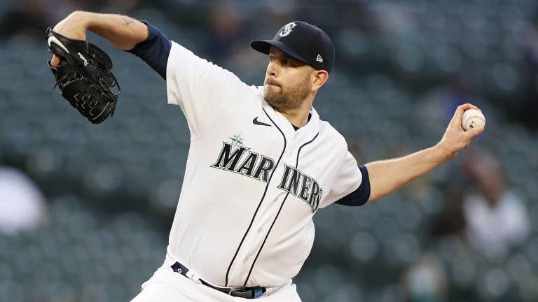 James Paxton acuerda por un año.