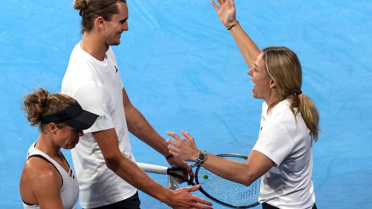 Alexander Zverev y Laura Siegemund celebran tras haber conquistado la United Cup.