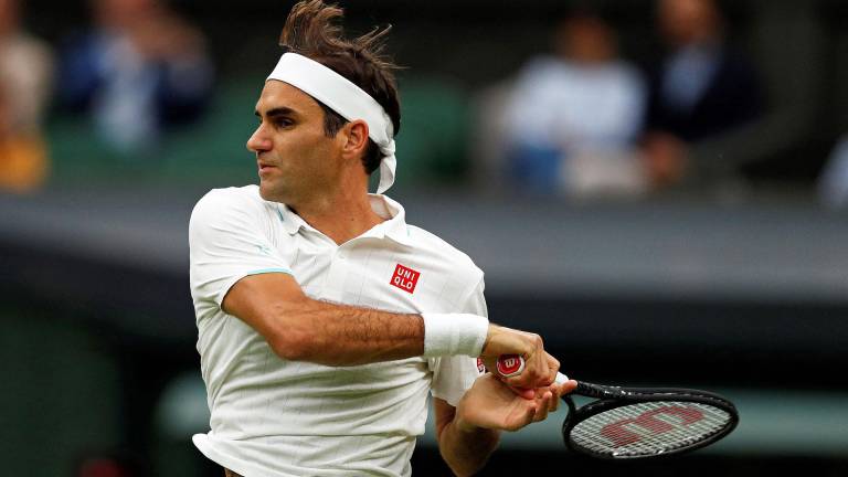 Roger Federer se sobrepuso a un inicio incierto para vencer por abandono a Adrián Mannarino en Wimbledon.