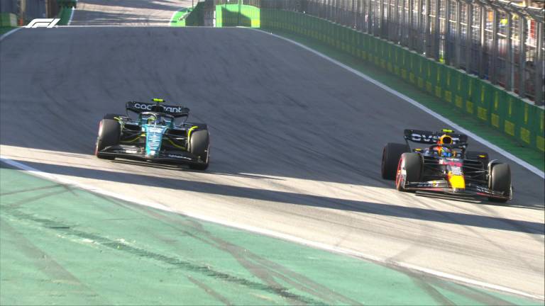 Fernando Alonso y Sergio Pérez tuvieron una gran disputa al final de la carrera.
