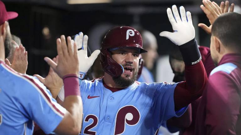 Kyle Schwarber pega cuatro jonrones.