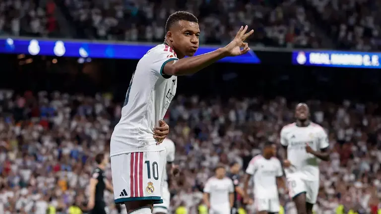Kylian Mbappé se despacha con tres goles.