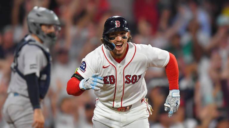 Jarren Durán pega el hit del triunfo.