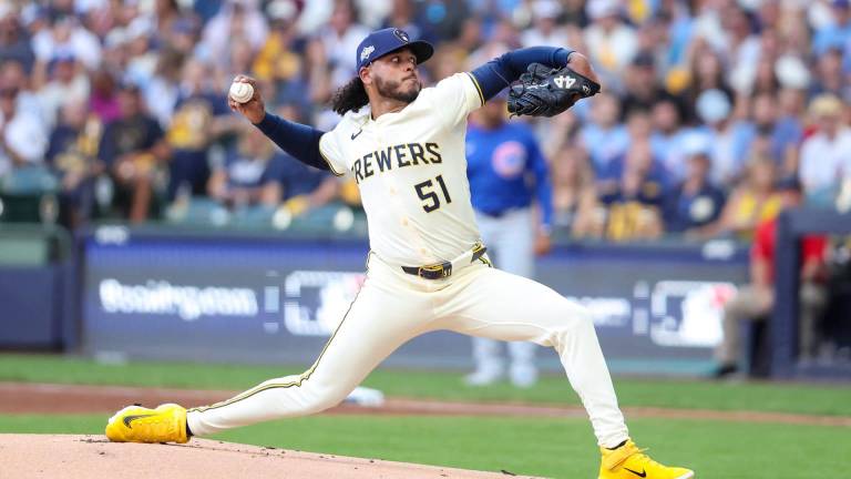Freddy Peralta, el as dominicano en el centro del mercado de cambios.