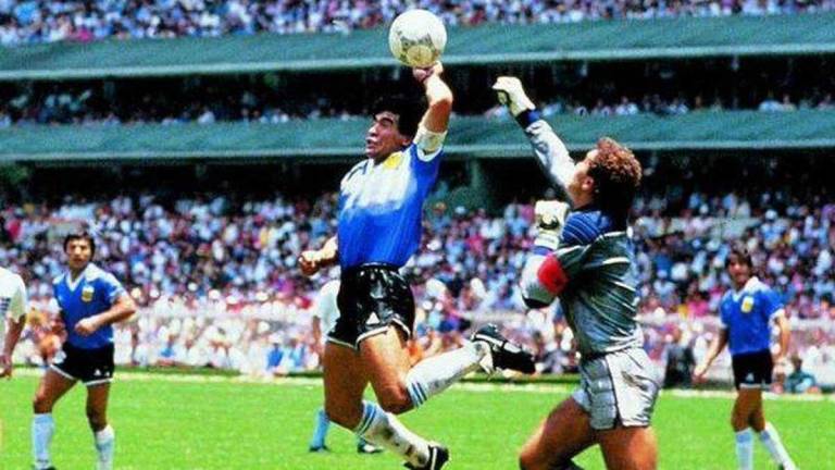 El histórico y polémico gol de Maradona en México 86.