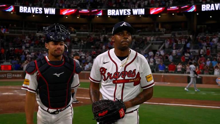 Raisel Iglesias estará varios días fuera de acción por los Bravos.