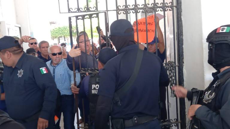 Policías activos soltaron gas lacrimógeno contra policías jubilados, pensionados y viudas de policías.