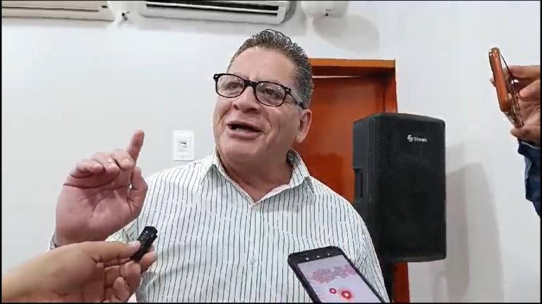 El Síndico Procurador José Antonio Prado Zárate atendió a los medios después de la suspensión.