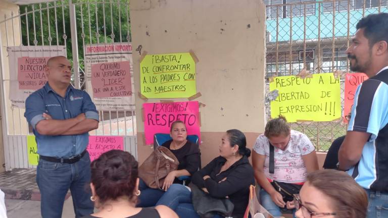 Toman primaria en Escuinapa; exigen destitución de la directora por hostigamiento laboral
