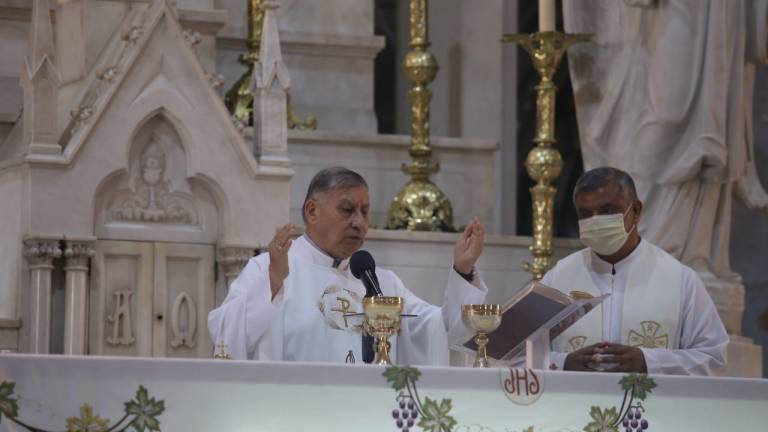 Llama Obispo de Mazatlán a cuidarse y vacunarse ante repunte del Covid-19