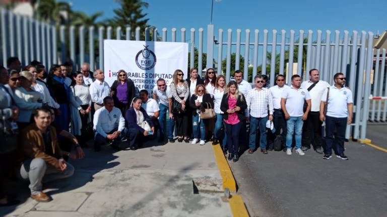 Agentes del Ministerio Público acuden al Congreso de Sinaloa para solicitar recursos para mejoras salariales.