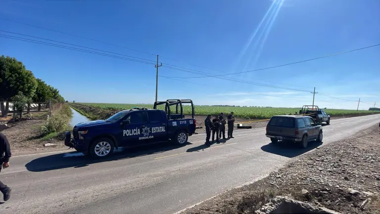 Agentes preventivos resguardan el área del hallazgo en Villa Juárez tras el reporte ciudadano.