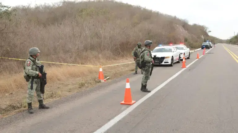Elementos del Ejército localizan cuerpos embolsados de dos hombres en la autopista Durango-Mazatlán