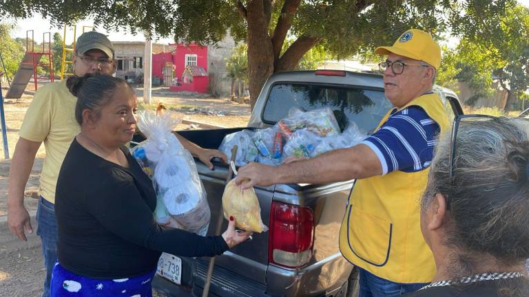 Las familias recibieron despensas de parte del Club de Leones Rosario.