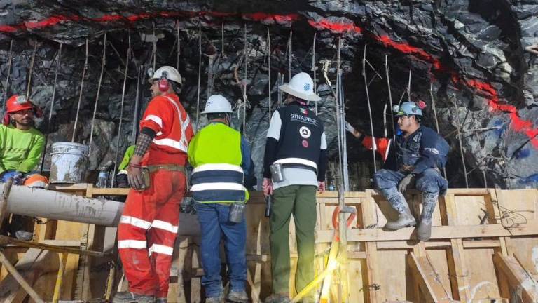 Personal de diferentes instituciones continúa reforzando zonas de la mina Santa Fe, en Rosario, para rescatar a cuarto minero atrapado.