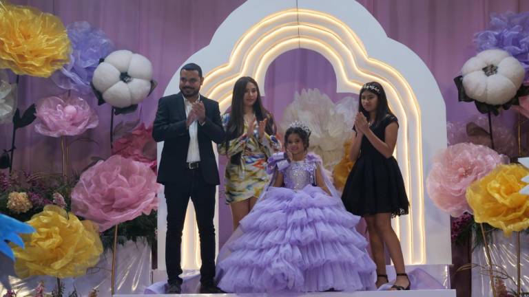 Coronan a Alexandra I como Reina Infantil de los Juegos Florales de la Feria en Rosario