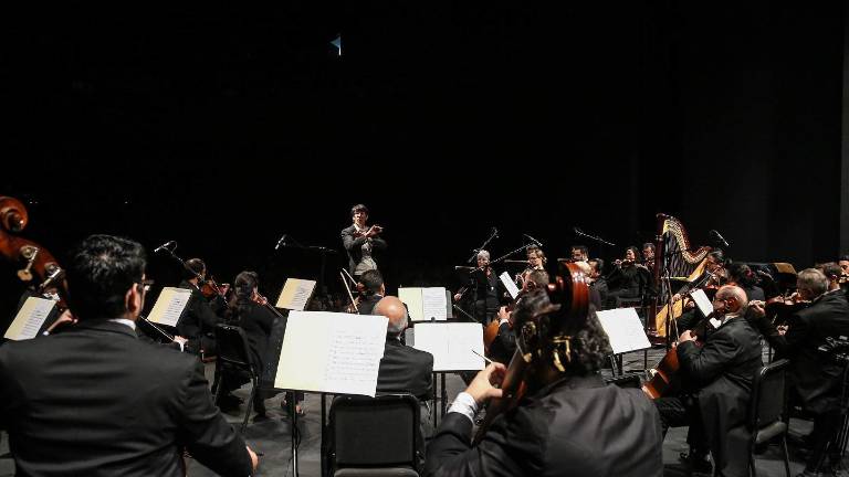 La Orquesta Sinfónica Sinaloa de las Artes se presenta bajo la dirección del maestro Eduardo García Barrios.