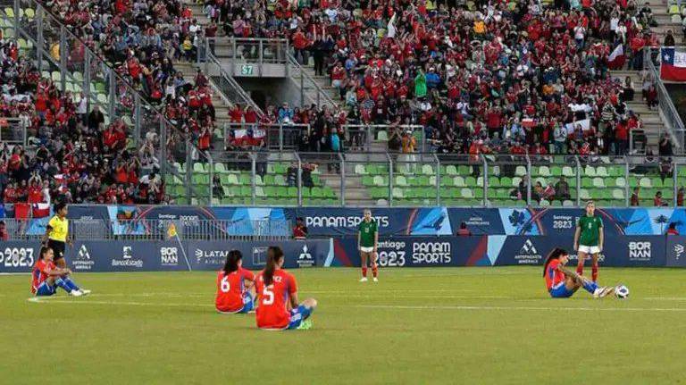 Jugadoras de Chile protestan en la final de futbol de los Panamericanos