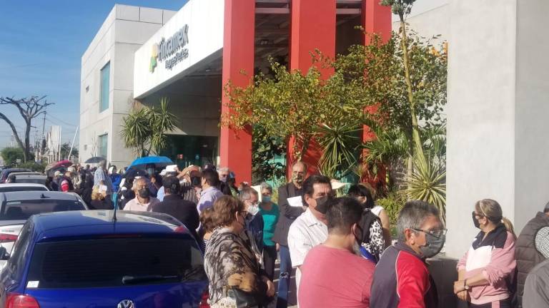 La fila fluye muy lento, se quejan las personas que acudieron a aplicarse la dosis de refuerzo este miércoles.