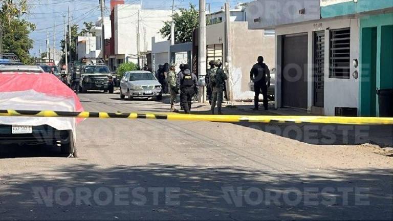 Autoridades resguardan la escena tras el reporte de disparos en el fraccionamiento La Puerta.