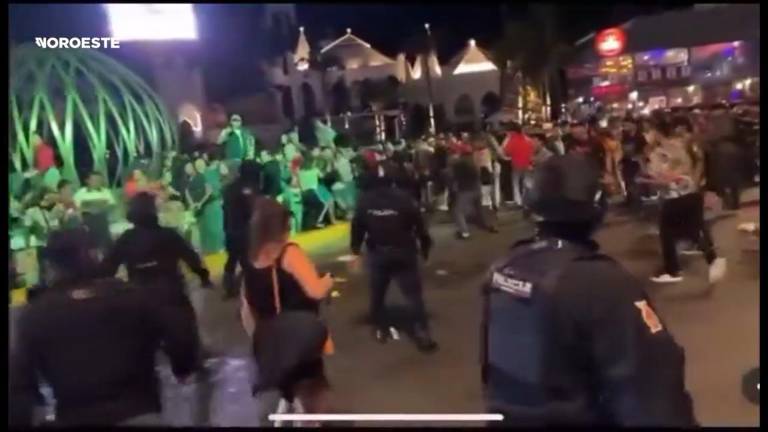 Policías y músicos se enfrentan en el malecón de Mazatlán tras varias horas de protesta e intento de retirarlos