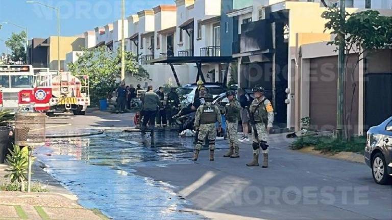 El fuego consumió la unidad motriz y afectó la estructura del inmueble en el sector La Conquista.