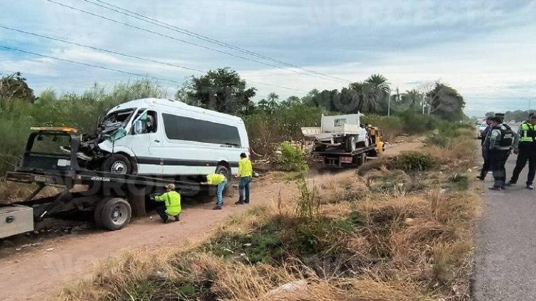 Bomberos y paramédicos atendieron a heridos tras choque e incendio en carretera de Ahome.