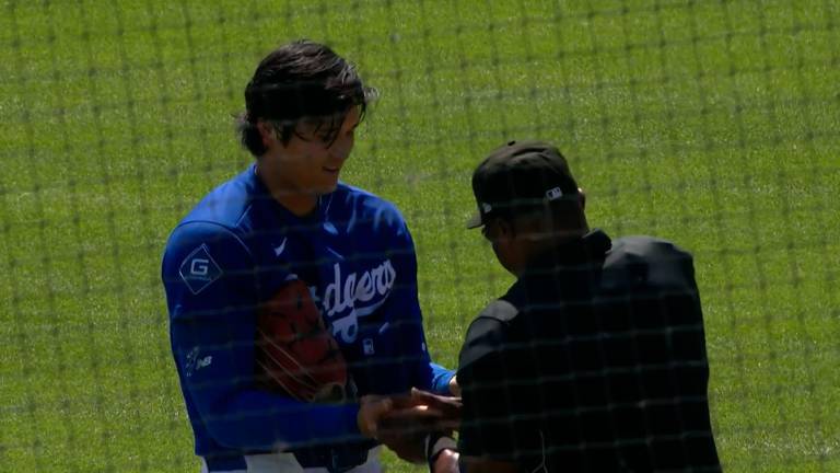 Shohei Ohtani recetó cuatro ponches en su debut en la pretemporada con los Dodgers.