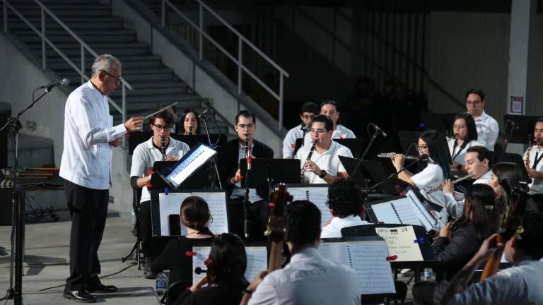 La Banda Sinfónica Juvenil del Estado celebró el inicio el año nuevo con un concierto al aire libre.