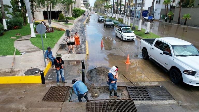 El Ayuntamiento de Mazatlán trabaja en el desazolve de de los 86 kilómetros de canales pluviales del municipio.