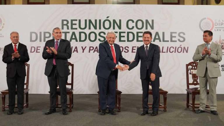 AMLO con los Diputados morenistas en Palacio Nacional.
