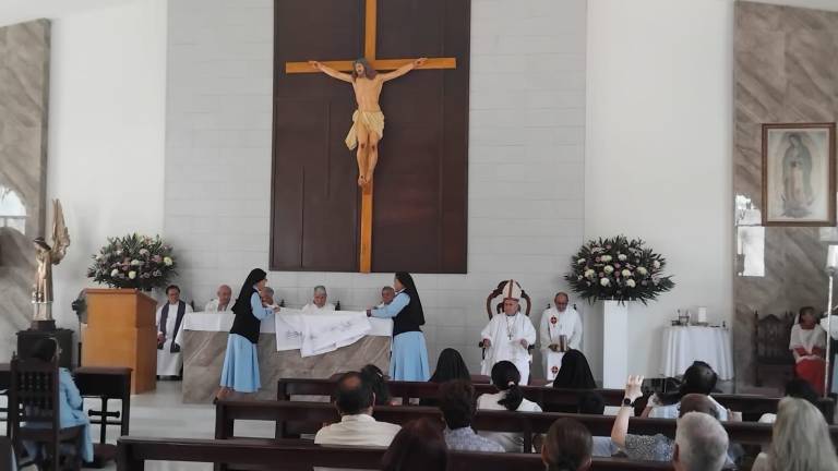 El Obispo de la Diócesis de Mazatlán, Monseñor Mario Espinosa Contreras, ofició la misa.